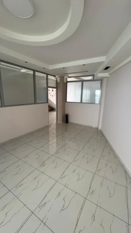 Tirane, jepet me qera ambjent biznesi Kati 0, 80 m² 1.200 € (Rruga e Dibres Afer Qendres)