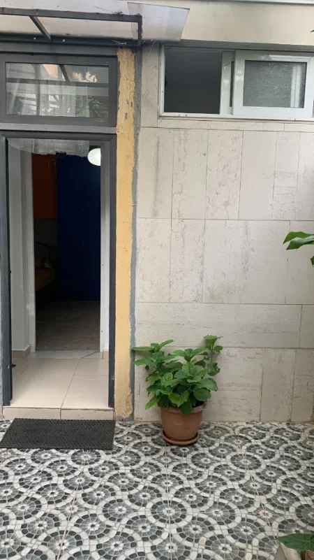 Tirane, jepet me qera garsonier 1+1 Kati 0, 20.000 leke (Rruga pandi dardha)