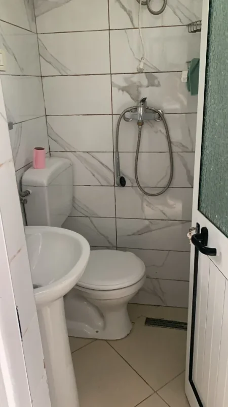 Tirane, jepet me qera garsonier 1+1 Kati 0, 20.000 leke (Rruga pandi dardha)