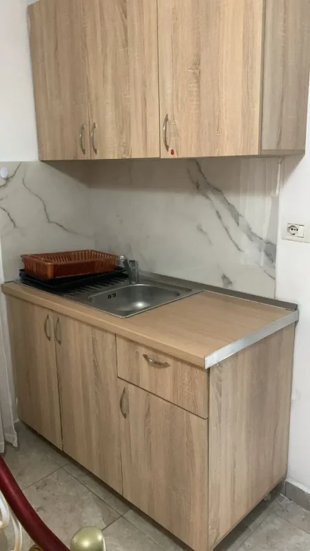 Tirane, jepet me qera garsonier 1+1 Kati 0, 20.000 leke (Rruga pandi dardha)