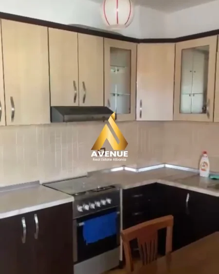 Tirane, jepet me qera apartament 2+1 Kati 8, 700 € (Te ish UET)