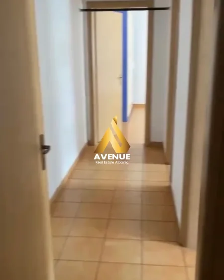 Tirane, jepet me qera apartament 2+1 Kati 8, 700 € (Te ish UET)