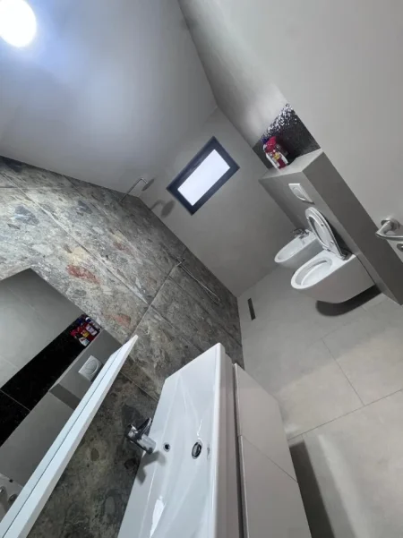 Tirane, jepet me qera apartament 2+1+Ballkon Kati 3, 128 m² 1.000 € (Laprake, Tirane)