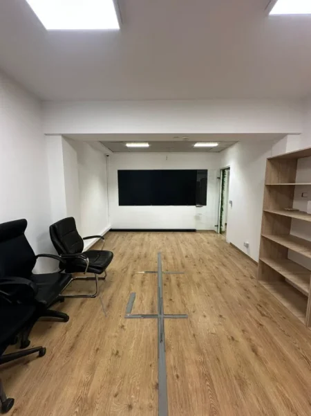 Tirane, jepet me qera zyre Kati 2, 310 m² 2.500 € (BLLOK)
