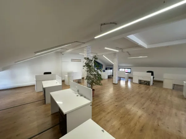 Tirane, jepet me qera zyre Kati 2, 310 m² 2.500 € (BLLOK)