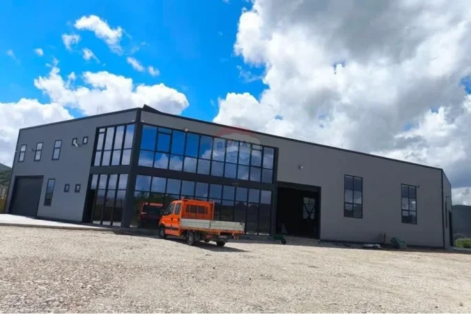 Tirane, shitet magazine , 3.800 m² 1.662.000 € 