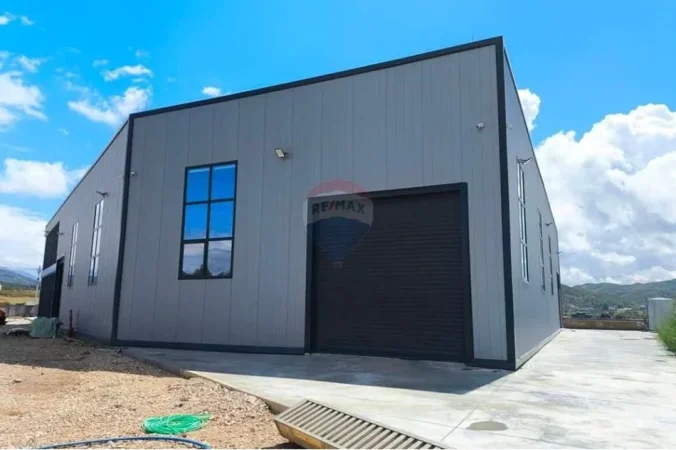 Tirane, shitet magazine , 3.800 m² 1.662.000 € 