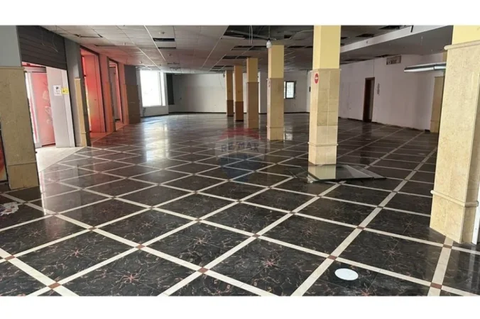 Tirane, shitet dyqan , 996 m² 1.500.000 € 