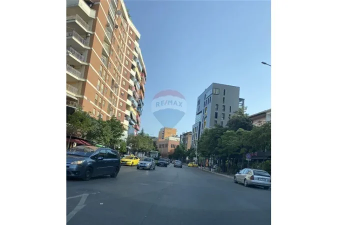 Tirane, shitet dyqan , 355 m² 1.350.000 € 