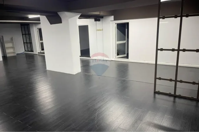 Tirane, shitet dyqan , 340 m² 1.150.003 € 