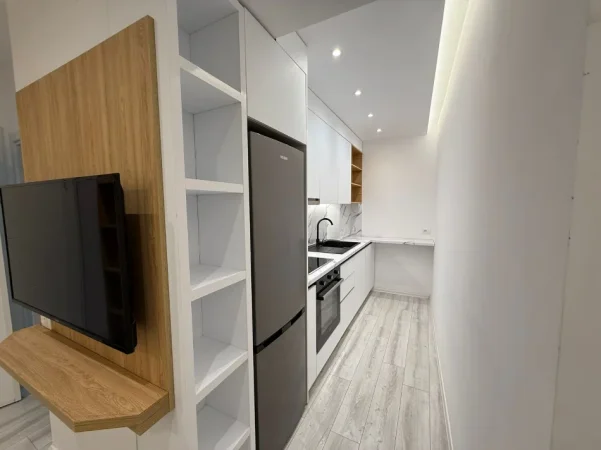 Tirane, jap me qera apartament 1+1 Kati 8, 42 m² (Rruga tish daija)