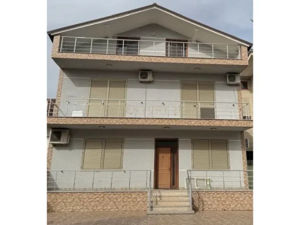 Shkoder, shitet Vile 3+1+Ballkon Kati 3, 260 m² 275.000 € (dergut)