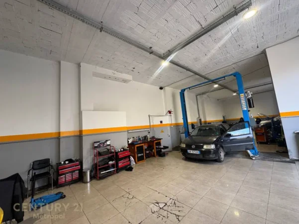 Tirane, jepet me qera magazine Kati 0, 189 m² 1.900 € (siri kodra)