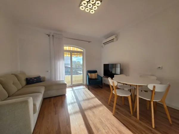 Tirane, jepet me qera apartament 1+1+Ballkon Kati 3, 59 m² 550 € (Rruga Siri Kodra)