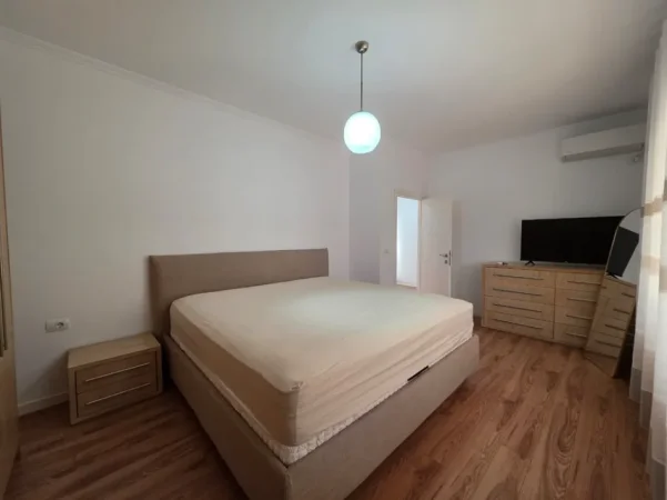 Tirane, jepet me qera apartament 1+1+Ballkon Kati 3, 59 m² 550 € (Rruga Siri Kodra)