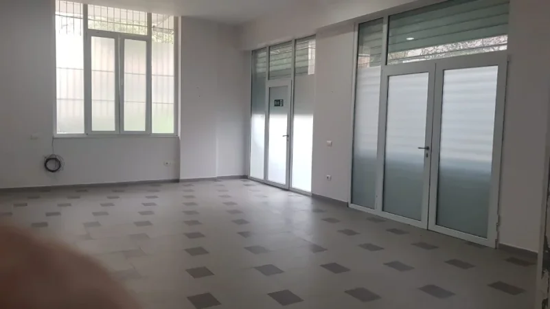 Tirane, shitet dyqan Kati 0, 68 m² (Idriz Dollaku)