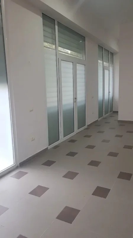 Tirane, shitet dyqan Kati 0, 68 m² (Idriz Dollaku)