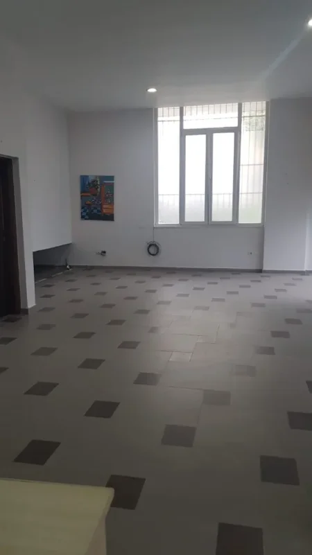 Tirane, shitet dyqan Kati 0, 68 m² (Idriz Dollaku)