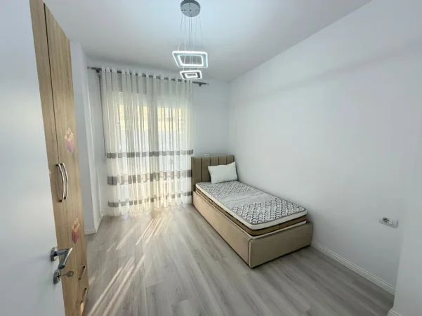 Tirane, jepet me qera apartament 2+1 Kati 7, 95 m² 450 € (Univers City)