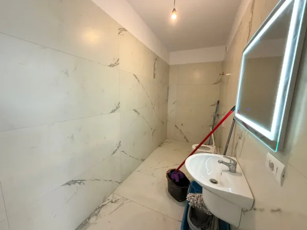 Tirane, jepet me qera apartament 2+1 Kati 7, 95 m² 450 € (Univers City)