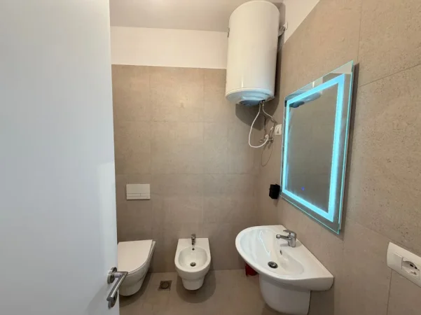 Tirane, jepet me qera apartament 2+1 Kati 7, 95 m² 450 € (Univers City)