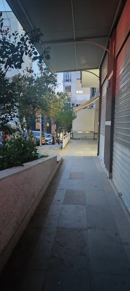 Tirane, shitet dyqan Kati 0, 68 m² (Idriz Dollaku)