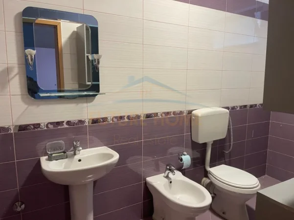 Tirane, jepet me qera apartament 2+1 Kati 1, 140 m² 650 € (Shkolla e Kuqe)