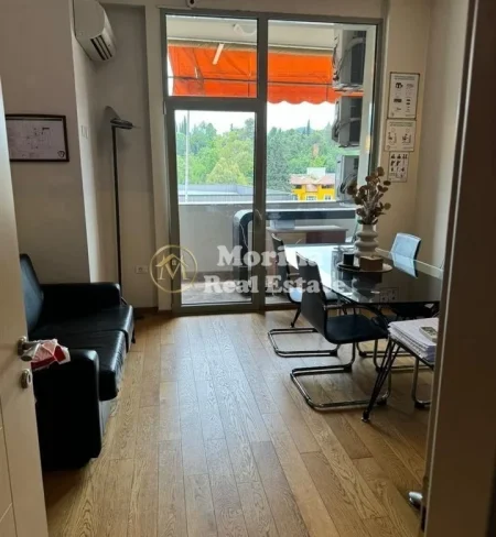 Tirane, jepet me qera ambjent biznesi Kati 4, 132 m² 2.000 € (Blloku)