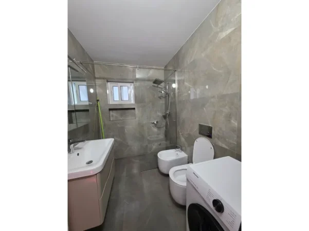 Tirane, jepet me qera apartament 1+1 Kati 3, 59 m² 550 € (siri kodra)