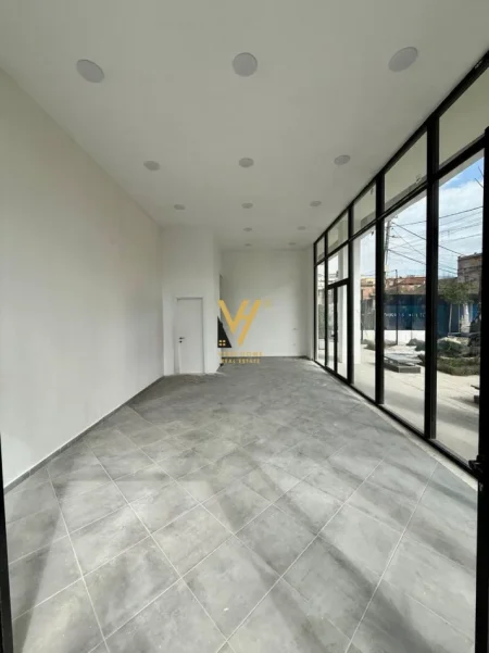 Tirane, jepet me qera ambjent biznesi Kati 0, 45 m² 700 € (PAZARI I RI)