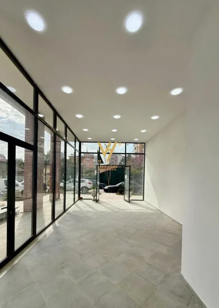 Tirane, jepet me qera ambjent biznesi Kati 0, 45 m² 700 € (PAZARI I RI)