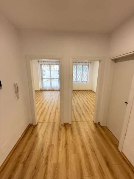 Tirane, jepet me qera zyre Kati 1, 115 m² 670 € (ISH EKSPOZITA)