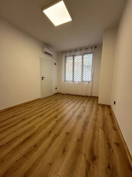 Tirane, jepet me qera zyre Kati 1, 115 m² 670 € (ISH EKSPOZITA)