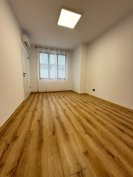 Tirane, jepet me qera zyre Kati 1, 115 m² 670 € (ISH EKSPOZITA)