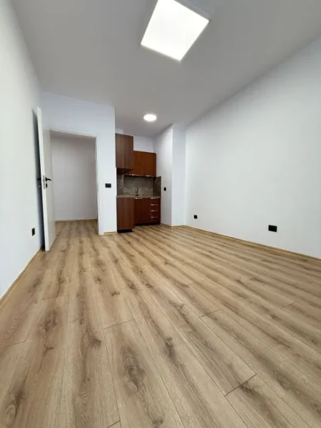Tirane, jepet me qera zyre Kati 1, 115 m² 670 € (ISH EKSPOZITA)