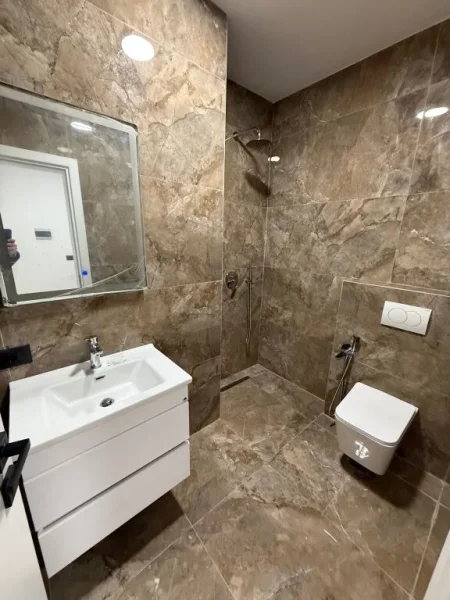 Tirane, jepet me qera zyre Kati 1, 115 m² 670 € (ISH EKSPOZITA)