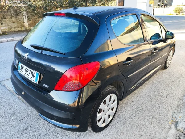 Durres, makine Peugeot 207 Benzin+Gaz, e zeze manuale 166.000 km 2.100 €
