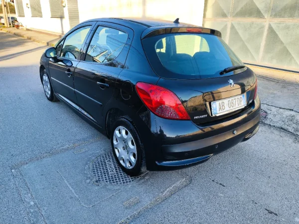 Durres, makine Peugeot 207 Benzin+Gaz, e zeze manuale 166.000 km 2.100 €