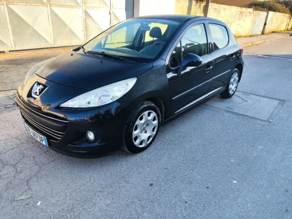 Durres, makine Peugeot 207 Benzin+Gaz, e zeze manuale 166.000 km 2.100 €