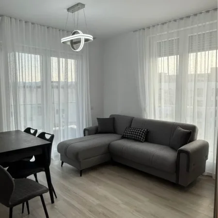 Tirane, jepet me qera apartament 2+1+Ballkon , 100 m² 900 € (Bulevardi i Ri)