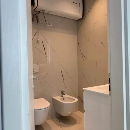 Tirane, jepet me qera apartament 2+1+Ballkon , 100 m² 900 € (Bulevardi i Ri)