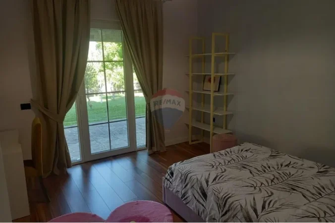 Tirane, shitet Vile 3 Katshe , 1.640 m² 1.100.000 € 