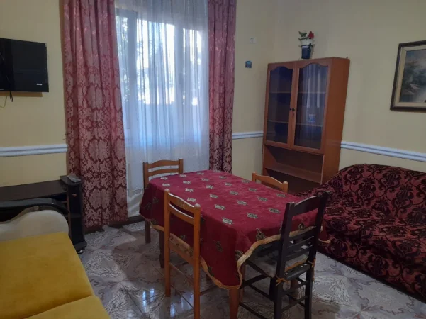 Tirane, jepet me qera apartament 2+1+Ballkon Kati 1, 130 m² 650 € (pranë Kristal Center)