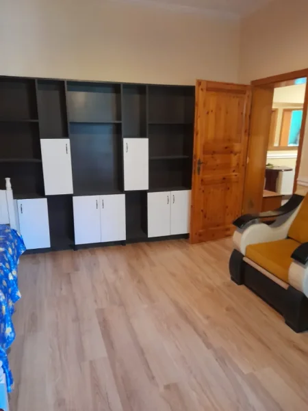 Tirane, jepet me qera apartament 2+1+Ballkon Kati 1, 130 m² 650 € (pranë Kristal Center)
