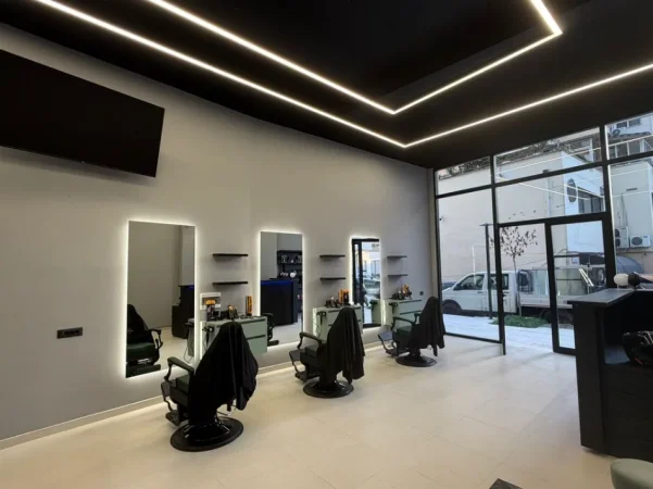 Tirane, shitet ambjent biznesi Kati 0, (Pazari i ri)