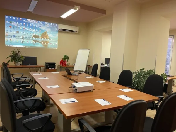 Tirane, jepet me qera zyre Kati 3, 120 m² 1.600 € (SHALLVARET)