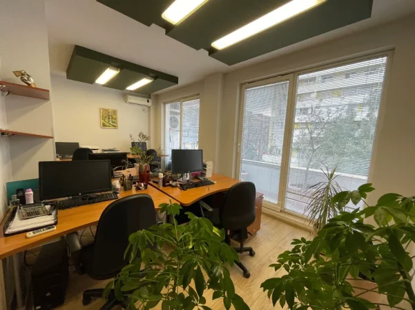 Tirane, jepet me qera zyre Kati 3, 120 m² 1.600 € (SHALLVARET)