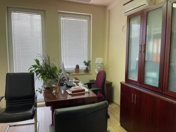 Tirane, jepet me qera zyre Kati 3, 120 m² 1.600 € (SHALLVARET)