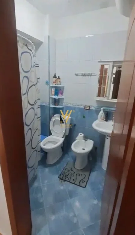 Tirane, jepet me qera apartament 2+1+Ballkon Kati 3, 75 m² 400 € (YZBERISHT)