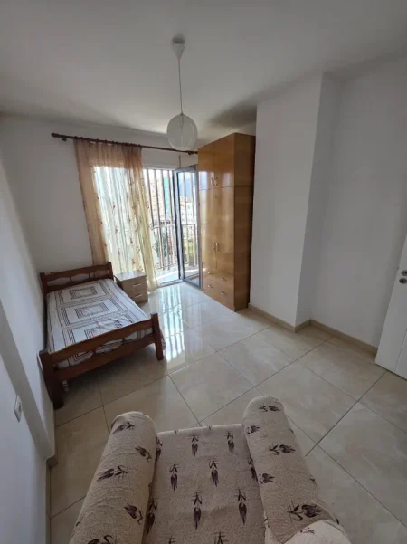 Tirane, jepet me qera apartament 2+1 Kati 3, 500 € (Kashar)